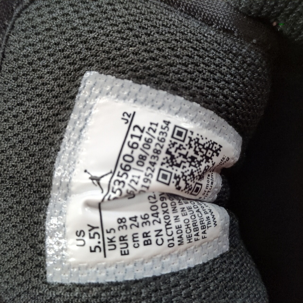 Nike Air Jordan 1 Low GS Bred Toe Black and Red Size 5.5 Youth - Picture 10 of 11